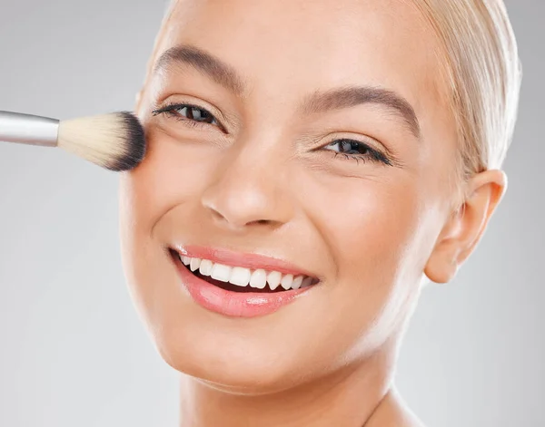 You Have Invest Time Effort Attractive Young Woman Using Makeup — Photo