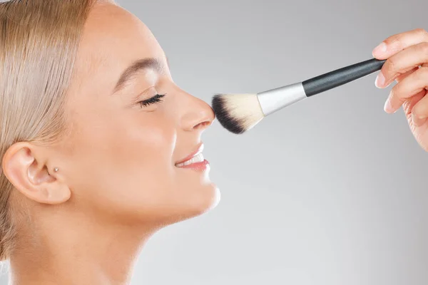Instant Miracle Cure Attractive Young Woman Using Makeup Brush Studio — Stockfoto
