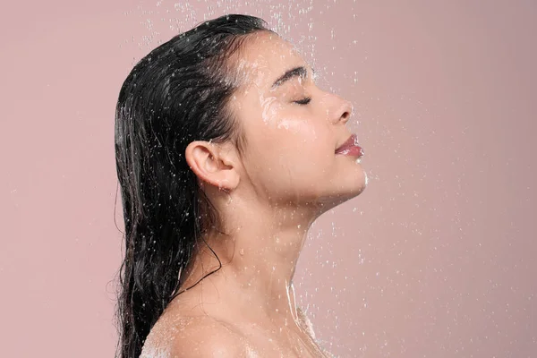 Bringing Myself Inner Peace Young Woman Washing Her Hair Shower — Fotografia de Stock