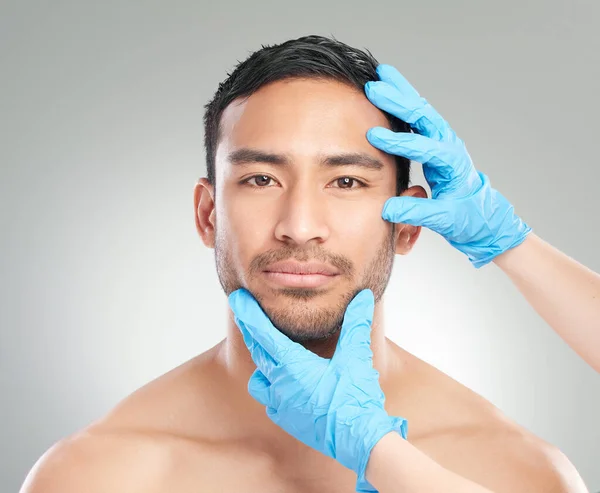 Nachdenken Darüber Etwas Erledigen Studioporträt Eines Gutaussehenden Jungen Mannes Der — Stockfoto