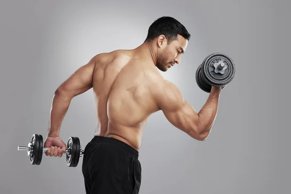 Look Out Throwing Studio Shot Young Man Practicing His Bicep — Stockfoto