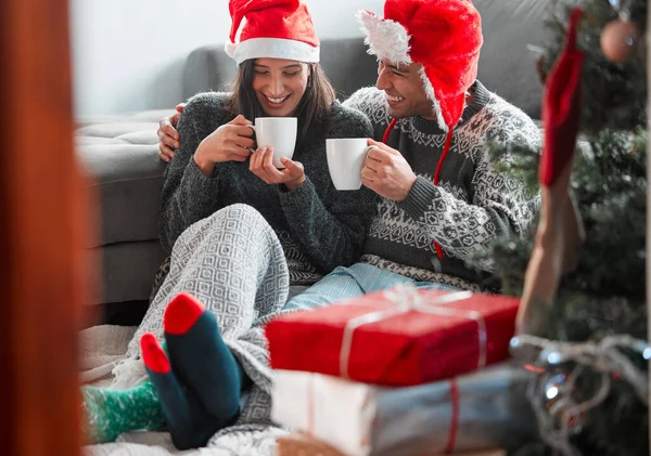 Noel Başka Türlü Geçirmezdim Noel Evde Kutlarken Kahve Içen Genç — Stok fotoğraf