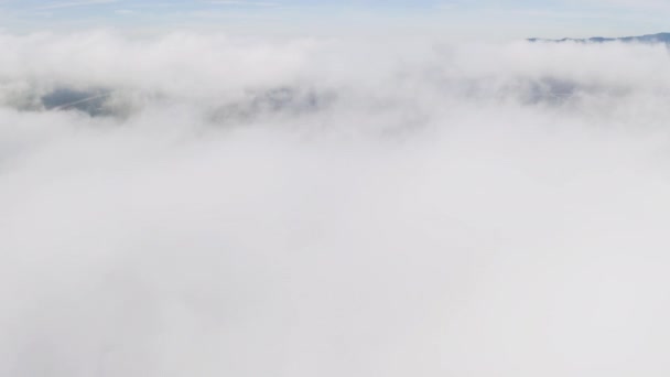 Drone Beelden Van Wolken Hoog Boven Een Bergachtig Gebied — Stockvideo