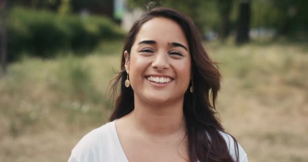 Materiał Wideo Szczęśliwej Młodej Kobiety Tle Parku — Wideo stockowe