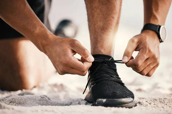 Niets Kan Nog Tegenhouden Een Onherkenbare Man Strikken Zijn Veters — Stockfoto