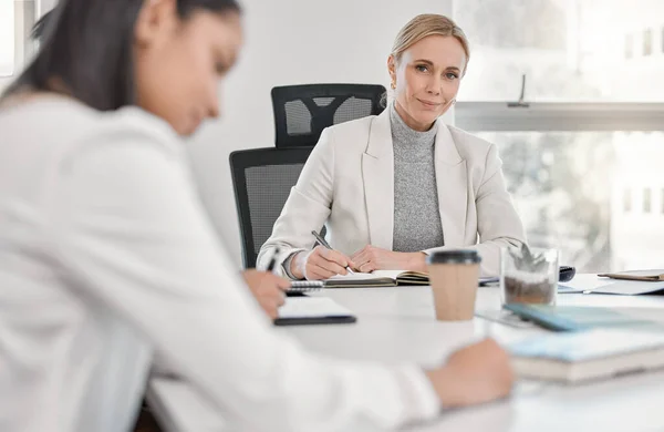 Finden Sie Eine Gruppe Von Menschen Die Sie Herausfordern Und — Stockfoto