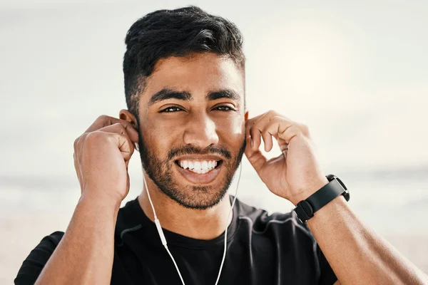 Music Makes Every Workout Better Sporty Young Man Wearing Earphones — Foto de Stock
