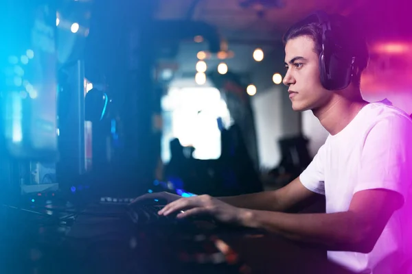 Keeping Cool Pressure Young Man Playing Computer Games — Foto Stock