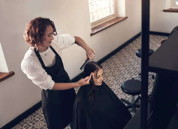 Meine Friseurin Ist Eine Meisterin Ihres Fachs Ein Kleines Mädchen — Stockfoto