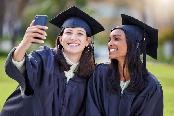 Always Remember Day Two Attractive Young Female Students Taking Selfies — Fotografia de Stock