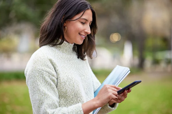Right Time Lecture Schedule Young Woman Using Smartphone While Studying — Stockfoto