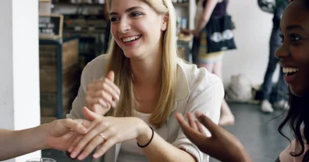Відеозапис Привабливої Молодої Жінки Сидить Своїми Друзями Кафе Показує Обручку — стокове відео