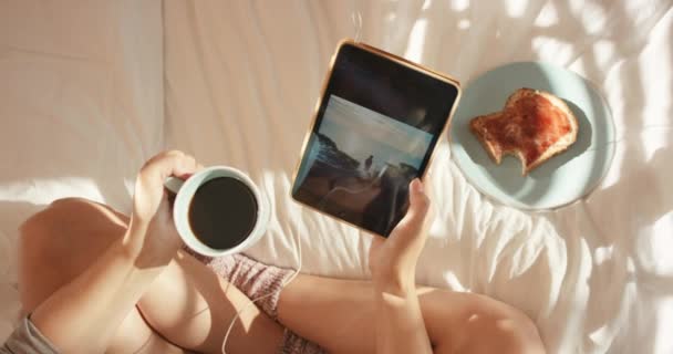 Video Footage Woman Using Digital Tablet While Having Coffee Toast – Stock-video