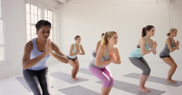 Video Footage Group Young Woman Exercising Yoga Studio Together — Vídeos de Stock