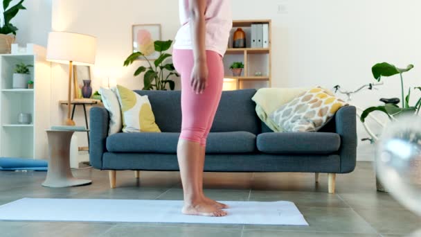 Evde Yoga Egzersizi Yapan Genç Bir Kadın Kız Paspasın Üzerinde — Stok video