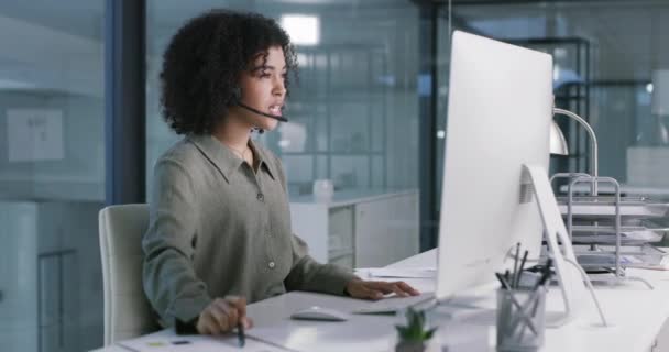 Filmagem Vídeo Uma Jovem Usando Fone Ouvido Computador Escritório Moderno — Vídeo de Stock