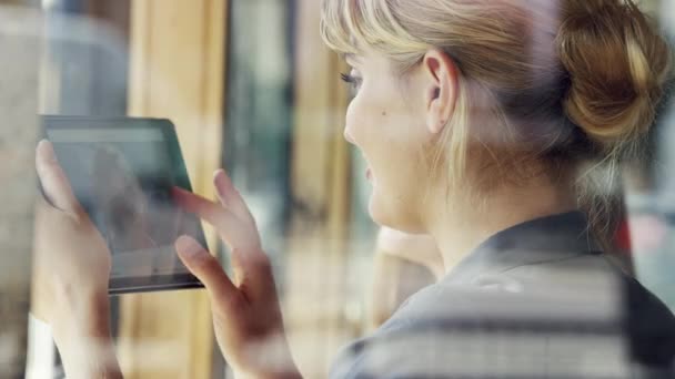 Filmagem Vídeo Duas Empresárias Atraentes Sentadas Café Usando Tablet Digital — Vídeo de Stock