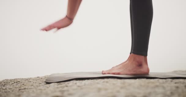 Video Footage Beautiful Young Woman Practising Yoga Beach — Αρχείο Βίντεο