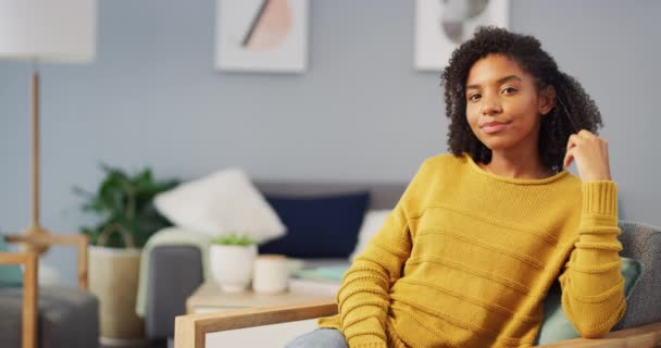 Video Footage Attractive Young Woman Sitting Her Living Room Looking — Wideo stockowe