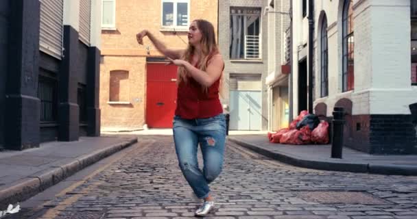 Video Záběry Mladé Ženy Tančící Městě — Stock video