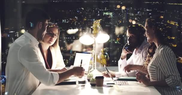 Video Footage Group Businesspeople Having Meeting Office Superimposed Cityscape Night — Stockvideo