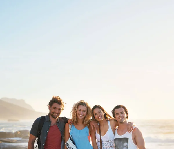 Group Friends Posing Beach Having Fun Summer Vacation Lifestyle Seaside — Foto de Stock