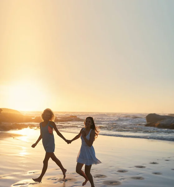 Woman Friends Running Beach Sunset Holding Hands Having Fun Summer — 스톡 사진