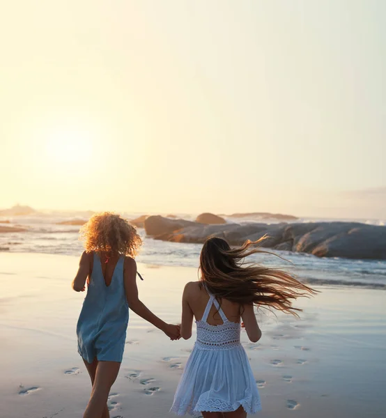 Woman Friends Running Beach Sunset Holding Hands Having Fun Summer — Fotografia de Stock