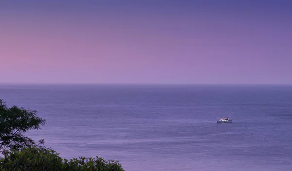 Прекрасний Вид Захід Сонця Відкритого Моря Фіолетове Небо Горизонт Відкритому — стокове фото