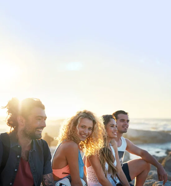 Group Friends Beach Enjoying Summer Holiday Students Having Fun Vacation – stockfoto