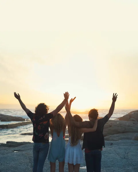 Group Friends Celebrating Arms Raised Beach Looking Beautiful Sunset Enjoying — Foto de Stock