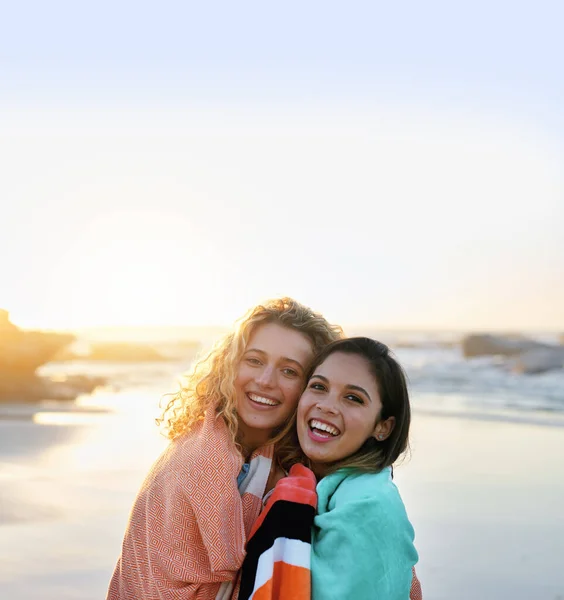 Nejlepší Přátelé Objímání Pláži Při Západu Slunce Dvě Krásné Ženy — Stock fotografie