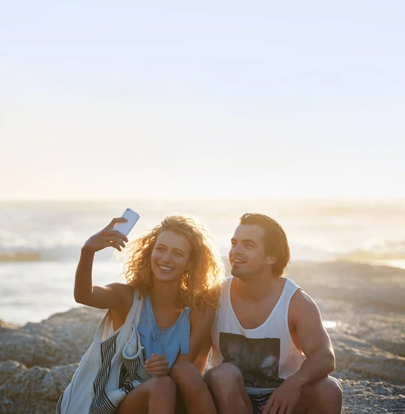 Happy Couple Taking Photo Using Smartphone Beach Sharing Romantic Vacation — ストック写真