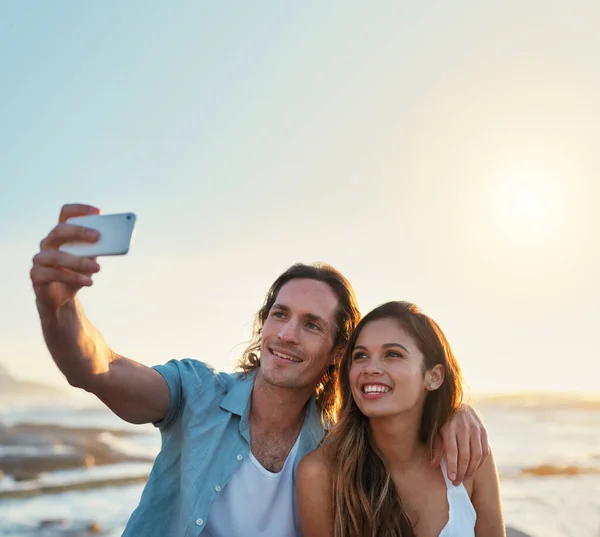 Happy Couple Taking Photo Using Smartphone Beach Sharing Romantic Vacation — Foto Stock