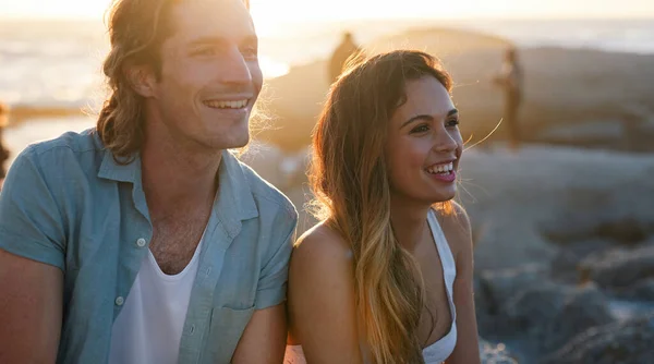 Happy Couple Smiling Beach Sunset Enjoying Summer — Fotografia de Stock