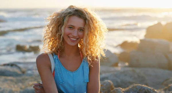 Portrait Attractive Blonde Woman Beach Sunset Smiling Enjoying Summer Travel — 스톡 사진