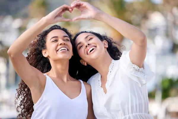 Heart Beats Bestie Two Young Women Making Heart Shaped Gesture —  Fotos de Stock