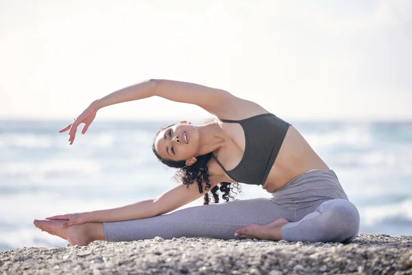 Yoga Titreşimlerini Hissediyorum Sahilde Yoga Yapan Genç Bir Kadın — Stok fotoğraf