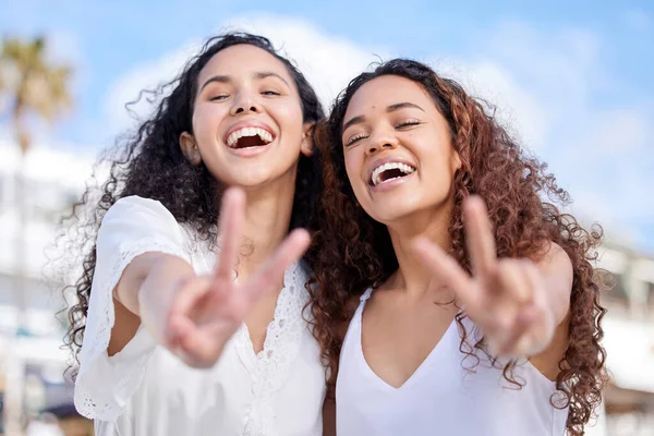 Heres More Good Times Together Two Young Women Making Peace —  Fotos de Stock