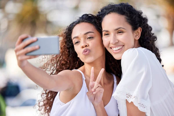 Gotta Love Good Friend Her Two Young Women Taking Selfies — ストック写真