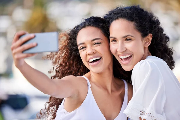 Fun Times Make Best Memories Two Young Women Taking Selfies — Foto de Stock