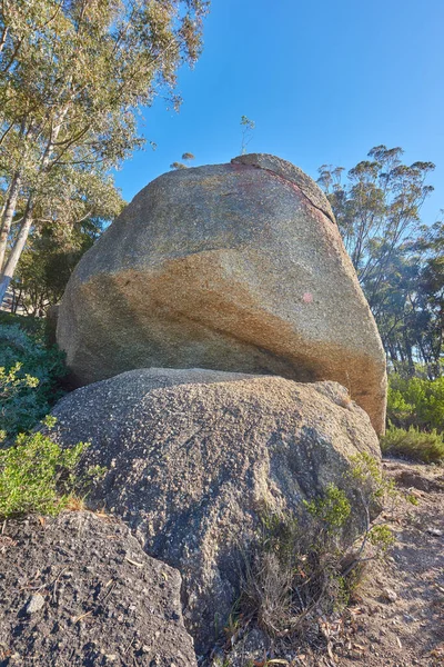Blue Sky Weathered Rock Cracked Stone Heat Exposure Wind Erosion — Foto de Stock