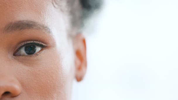 Closeup Eye African Woman Staring Camera Copyspace Your Text Victim — Αρχείο Βίντεο