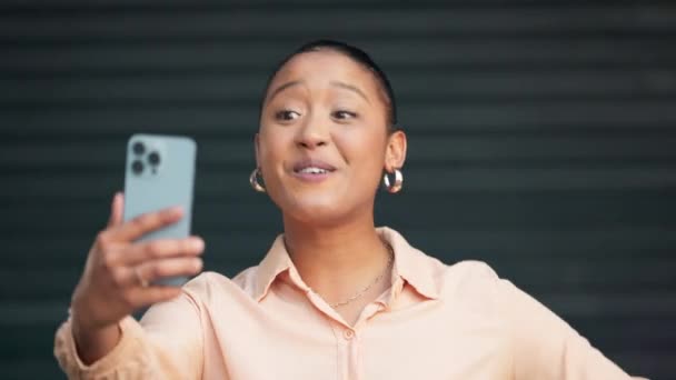 Vlogger Talking Phone While Recording Content Her Online Social Media — Vídeo de Stock