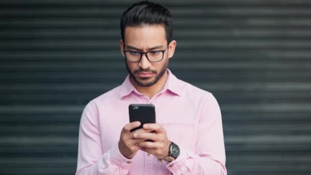 Stressed Anxious Man Reading Bad News Phone Texting Replying Messages — Vídeos de Stock