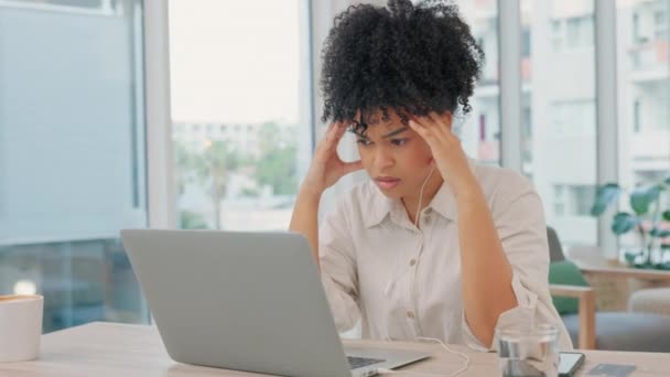 Stressed Tired Overworked Freelancer Working Laptop Looking Confused Wearing Earphones — 图库视频影像
