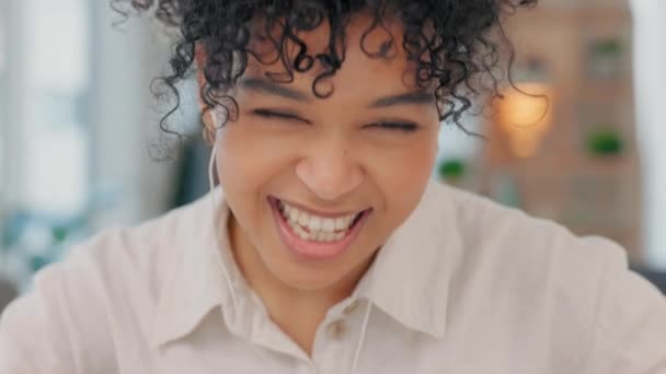 Mutlu Heyecanlı Neşeli Bayan Kadını Çalışırken Kulağında Kulaklıkla Müzik Dinliyor — Stok video