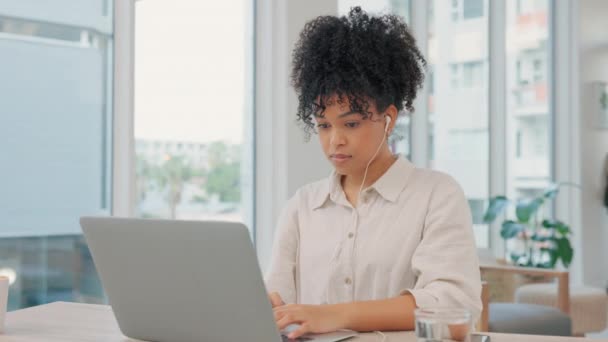 Confident Serious Focused Business Woman Typing Her Laptop While Listening — Video Stock