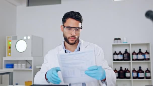 Серйозний Професійний Впевнений Молодий Вчений Який Працює Лабораторії Читає Папери — стокове відео