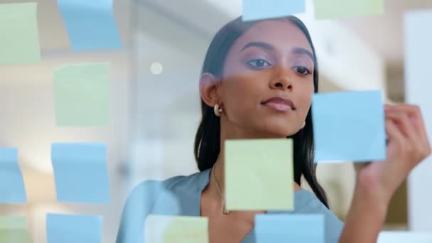 Young Thinking Business Woman Planning Information Sticky Notes Market Research — Stock video